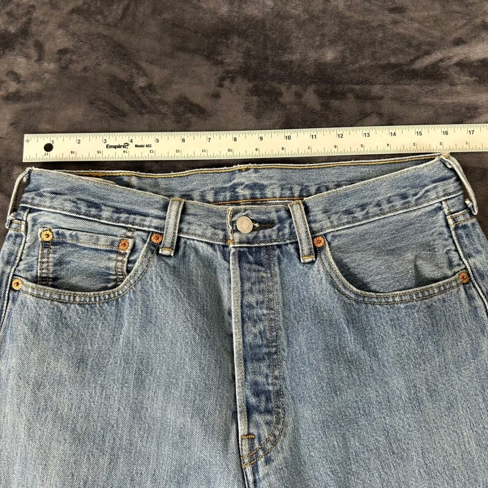 Levi's 501 Original Fit Jeans Mens 33x32 Light Wash Blue Button Fly Straight Leg